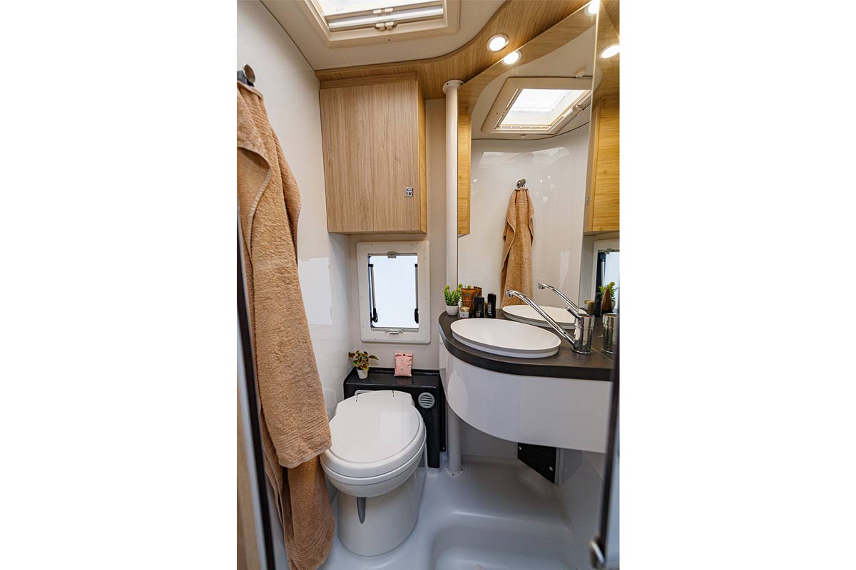 Reisemobil Challenger 287 teilintegriert Bad mit Dusche und WC