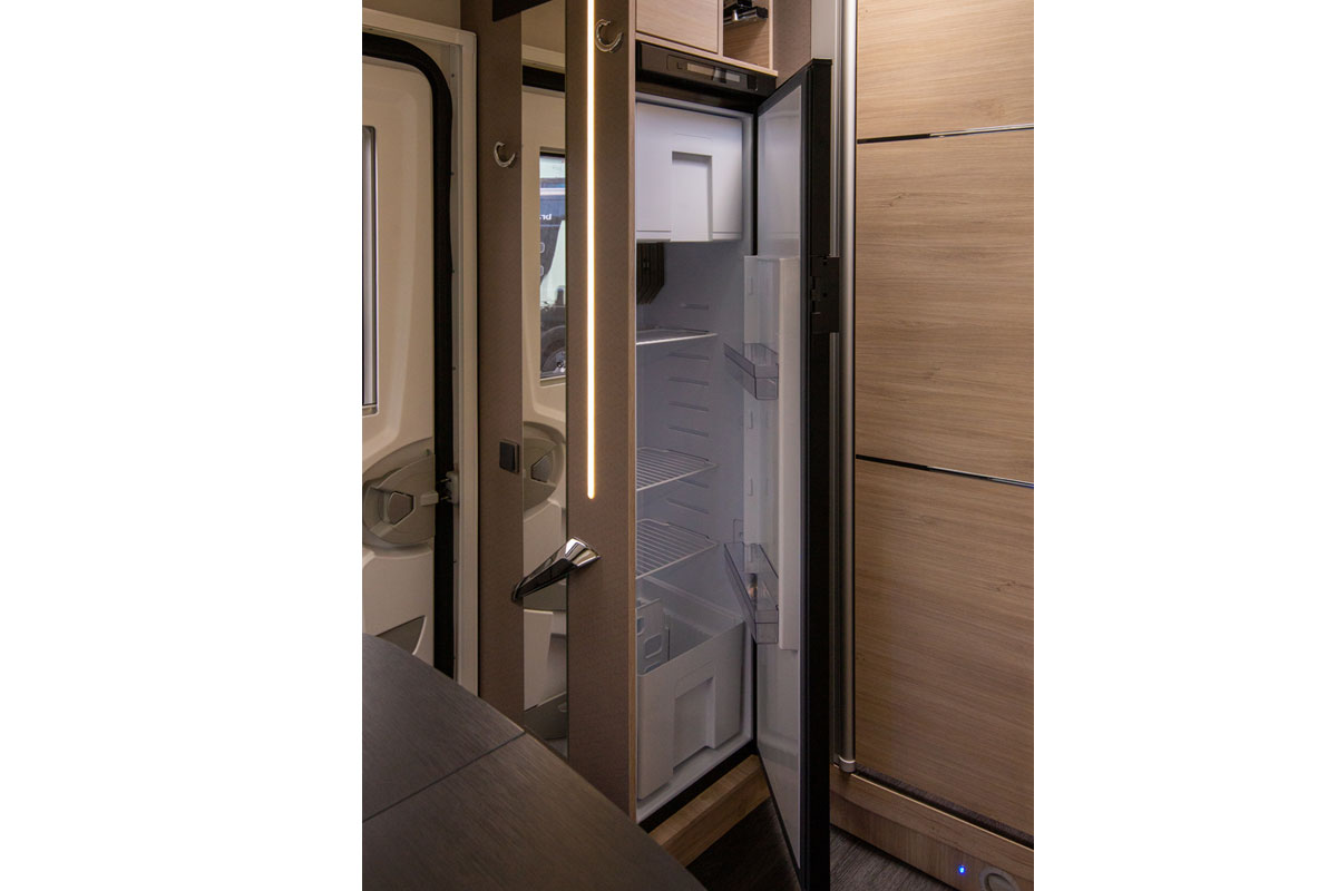 Reisemobil Challenger 328 teilintegriert Kühlschrank geöffnet