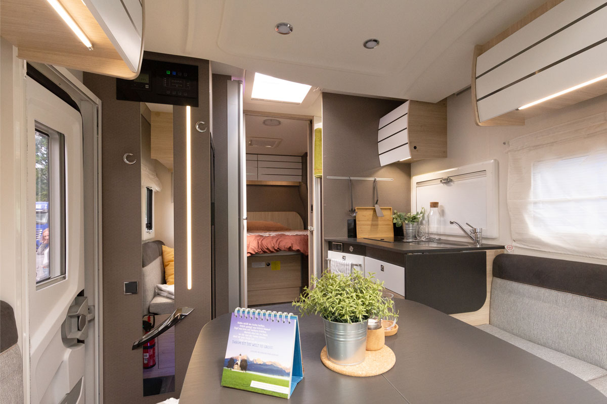 Reisemobil Challenger 328 teilintegriert Blick vom Sitzbereich zur Küche
