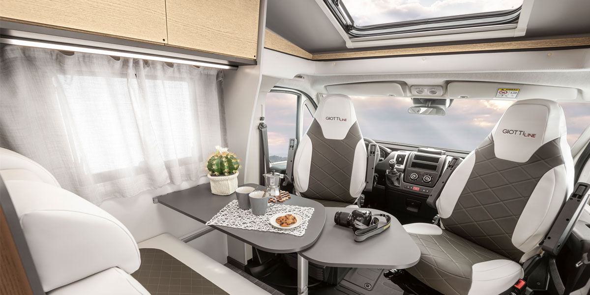 Reisemobil Giottiline C66 teilintegriert Blick vom Sitzbereich zur Küche